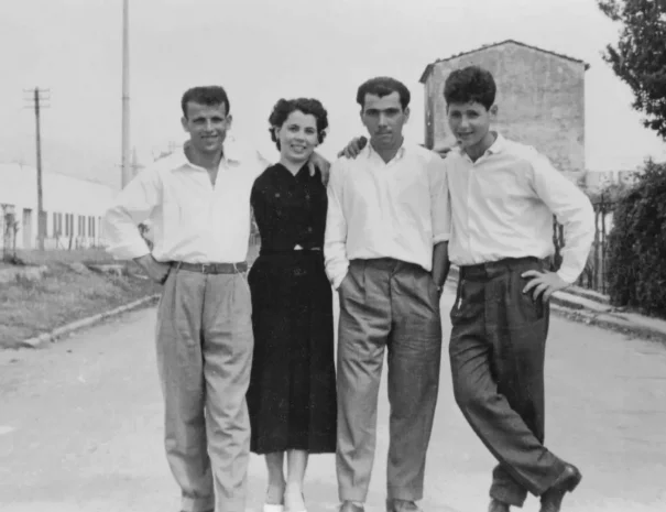 IT - foto di famiglia, nonni della fondatrice con famiglia EN - Family photo, founder's grandparents with family