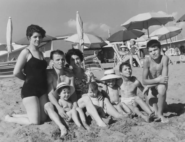 IT - foto di famiglia, nonni della fondatrice con famiglia EN - Family photo, founder's grandparents with family