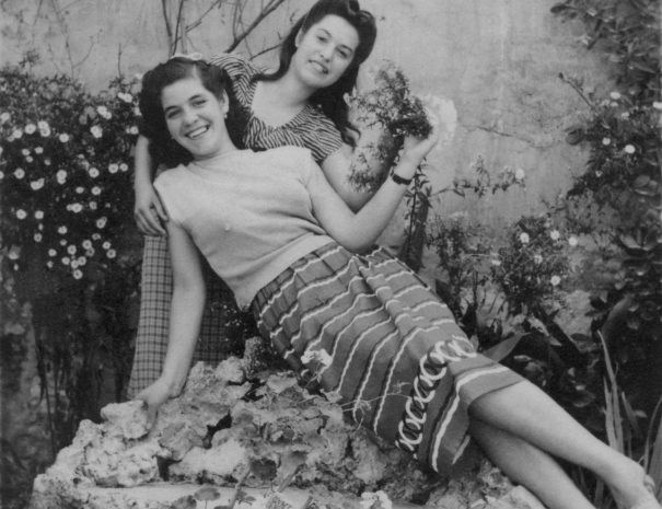 IT - foto di famiglia, nonna della fondatrice con amica EN - Family photo, founder's grandmother with a friend