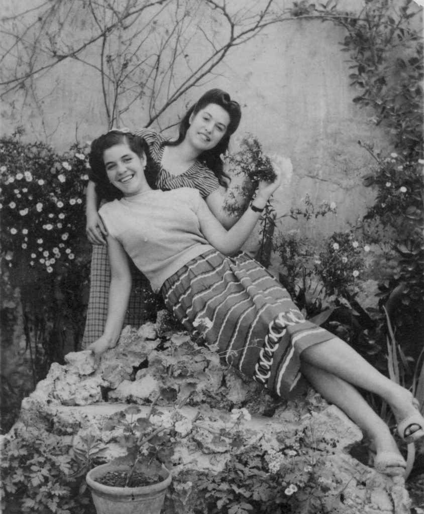 IT - foto di famiglia, nonna della fondatrice con amica EN - Family photo, founder's grandmother with a friend