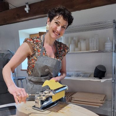 IT - Emilie, fondatrice di Cappuccetto Verde, prepara pasta fresca a mano in cucina EN - Emilie, founder of Cappuccetto Verde, making fresh pasta by hand in her kitchen