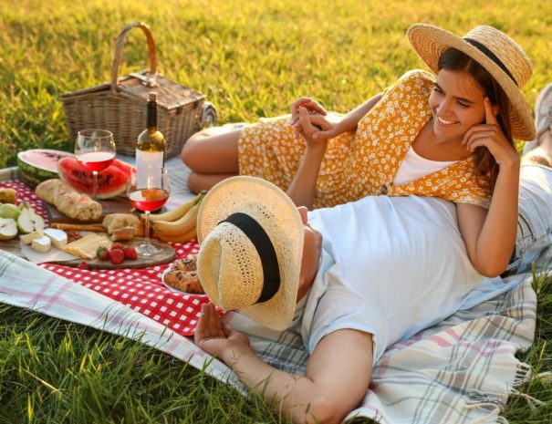 coppia abbracciata che fa picnic
