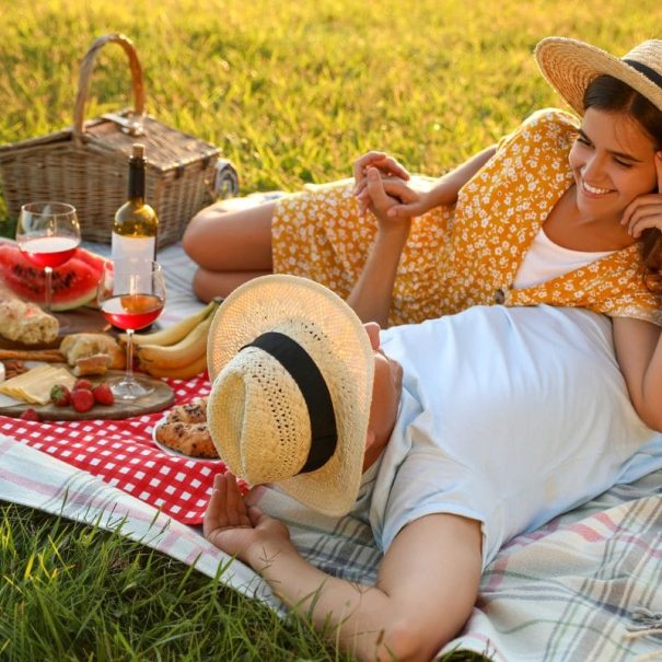 coppia abbracciata che fa picnic
