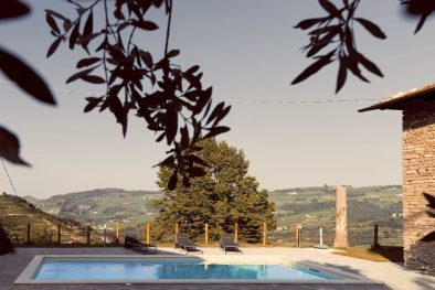 IT - Piscina con vista sulle colline alla Cascina San Pietro a Cossano Belbo. EN - Swimming pool with hill views at Cascina San Pietro in Cossano Belbo.