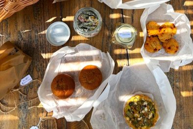 IT - Dettaglio di un picnic gourmet con piatti fatti in casa. Close-up of a gourmet picnic with homemade dishes.