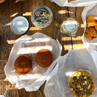 IT - Dettaglio di un picnic gourmet con piatti fatti in casa. Close-up of a gourmet picnic with homemade dishes.