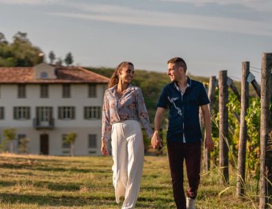 Coppia che passeggia tra i vigneti di Monvì Relais