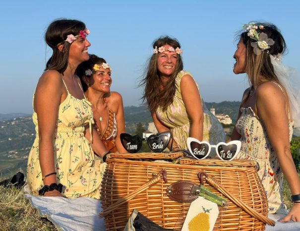 Addio al nubilato con cestino picnic Cappuccetto Verde sulle colline di Camo